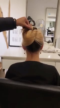 Mujer rubia con ondas suaves de espaldas en el salón